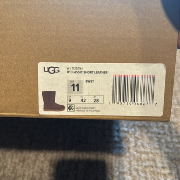 brand new never worn short leather ugg boots - Picture 2 of 5